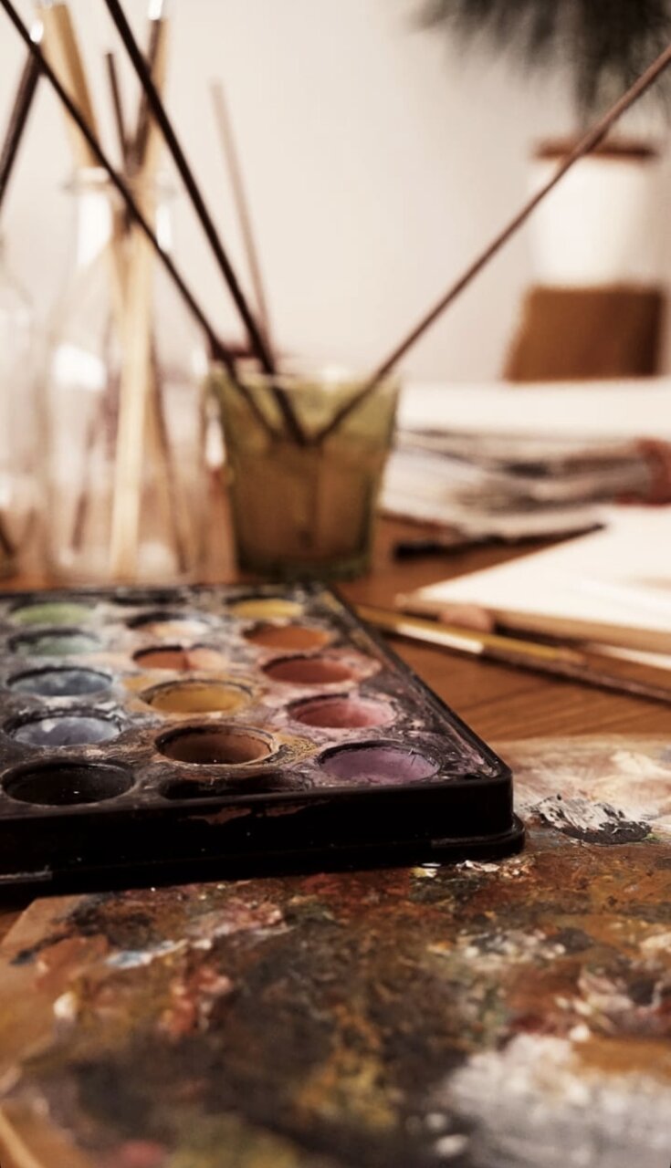 Paleta de acuarelas y pinceles en un estudio de arte