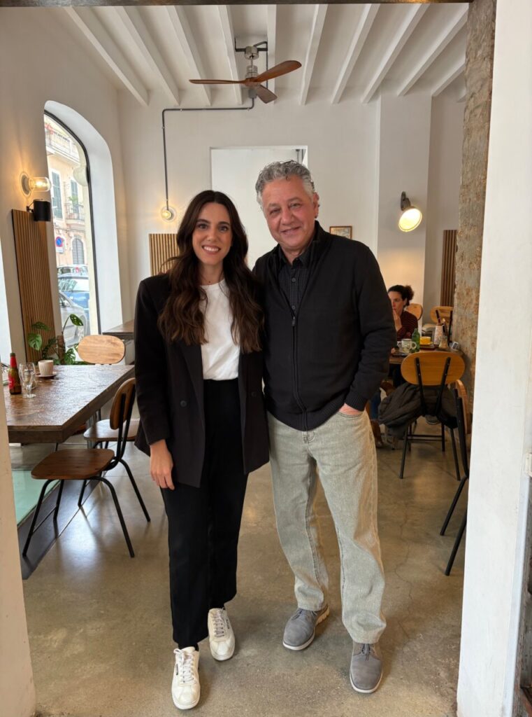 Magda Trobat y un hombre en un bar de la ciudad