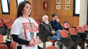 Mal&eacute;n Ortiz en un pleno, con un grupo de personas al fondo.
