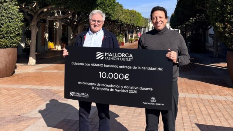 Entrega de donaci&oacute;n de Mallorca Fashion Outlet a Fundaci&oacute;n Asnimo