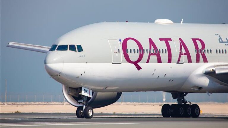 Avi&oacute;n de Qatar Airways en la pista del aeropuerto