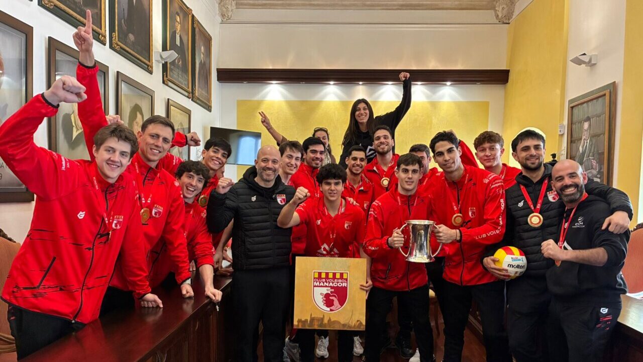 Equipo de voleibol de Manacor celebrando su victoria en la Copa del Rey
