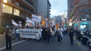 Manifestaci&oacute;n de m&eacute;dicos en Palma con pancarta sobre dignidad laboral