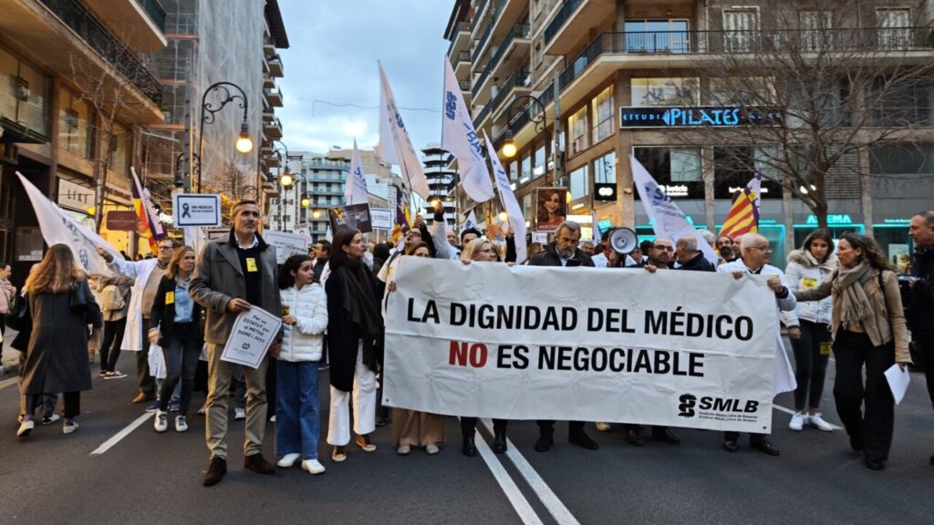 M&eacute;dicos marchando en Palma con pancarta sobre dignidad m&eacute;dica