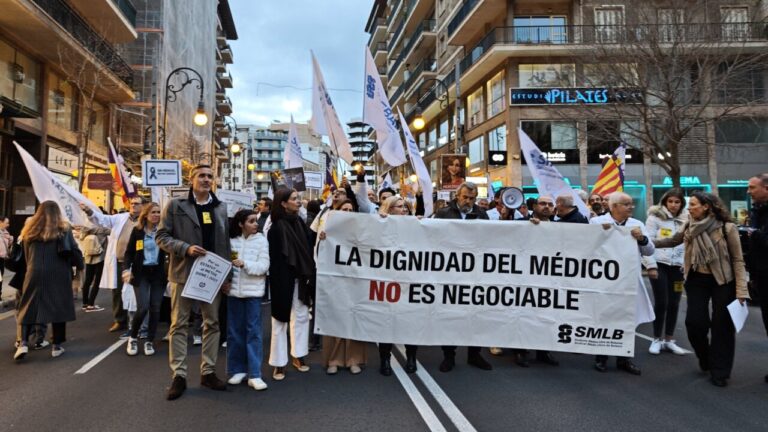 Médicos marchando en Palma con pancarta sobre dignidad médica
