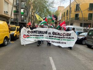 Manifestantes en Palma sosteniendo una pancarta contra el genocidio en Gaza