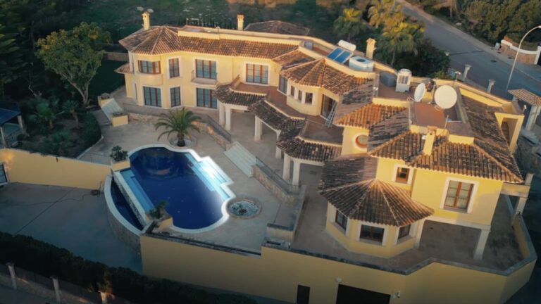 Vista a&eacute;rea de una mansi&oacute;n con piscina en Mallorca