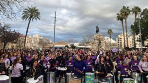Cientos de mujeres marchan en Palma durante el 8M con pancartas y tambores.