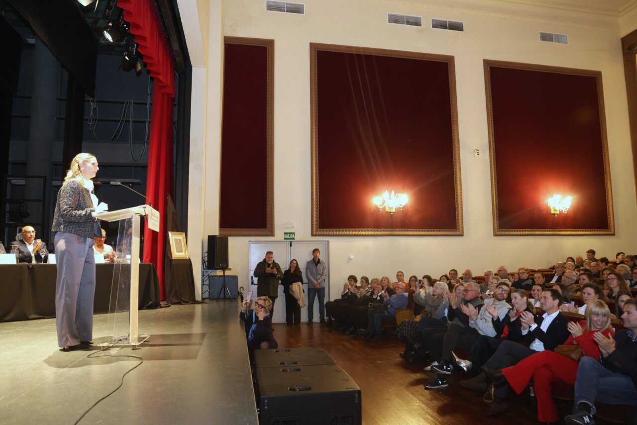 Maria Agn&egrave;s Sampol dando un discurso en su toma de posesi&oacute;n como alcaldesa.