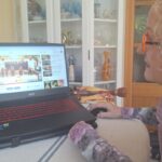 Marita Torres viendo un video de baile en su ordenador port&aacute;til