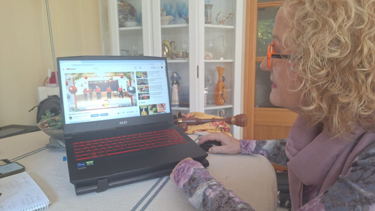 Marita Torres viendo un video de baile en su ordenador port&aacute;til