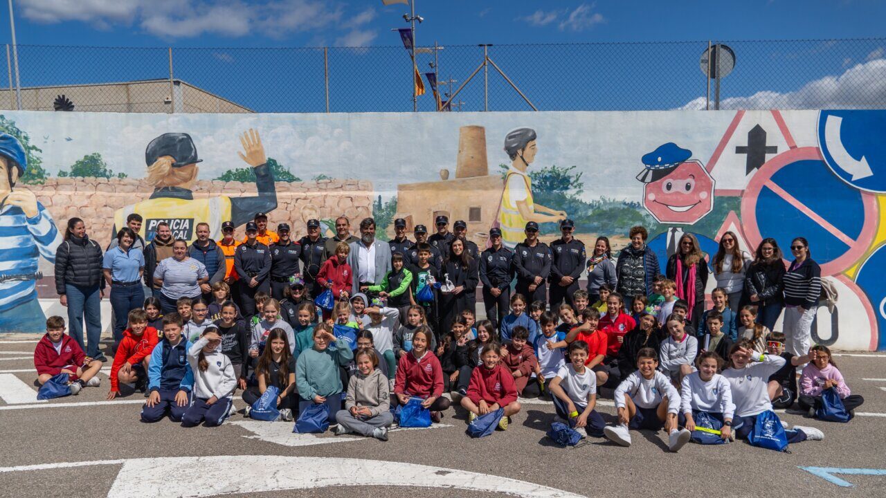 Grupo de ni&ntilde;os y autoridades en el concurso de ciclistas en Marratx&iacute;
