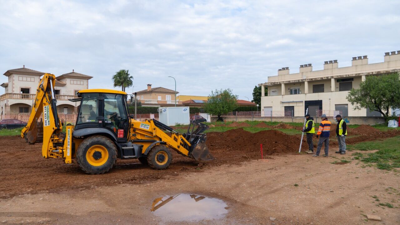 Obreros supervisando la construcci&oacute;n de una carpa deportiva en Marratx&iacute;