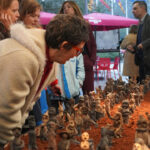 Visitantes observando cer&aacute;mica en la Feria del Fang en Marratx&iacute;