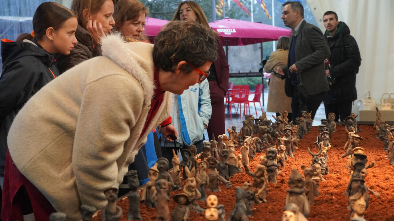 Visitantes observando cer&aacute;mica en la Feria del Fang en Marratx&iacute;