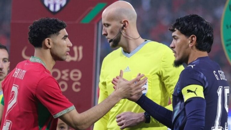 Jugadores de Marruecos y Paraguay antes del partido amistoso
