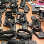 Pistolas l&aacute;ser y equipos de sonido recuperados por la Guardia Civil.