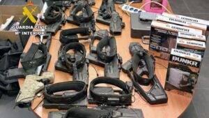 Pistolas l&aacute;ser y equipos de sonido recuperados por la Guardia Civil.