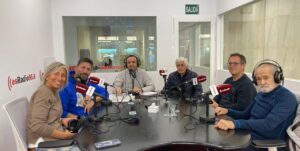 Grupo de personas en un estudio de radio discutiendo sobre el gimnasio
