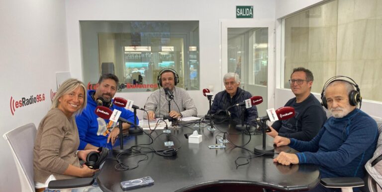Grupo de personas en un estudio de radio discutiendo sobre el gimnasio