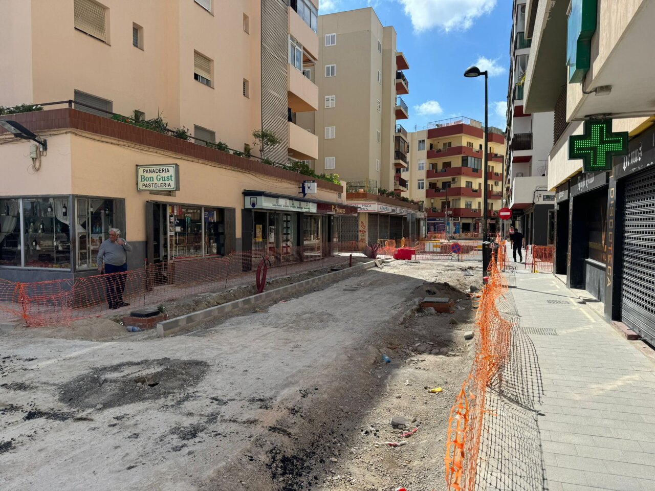 Obras de mejora en una calle de un municipio balear con comercios locales.