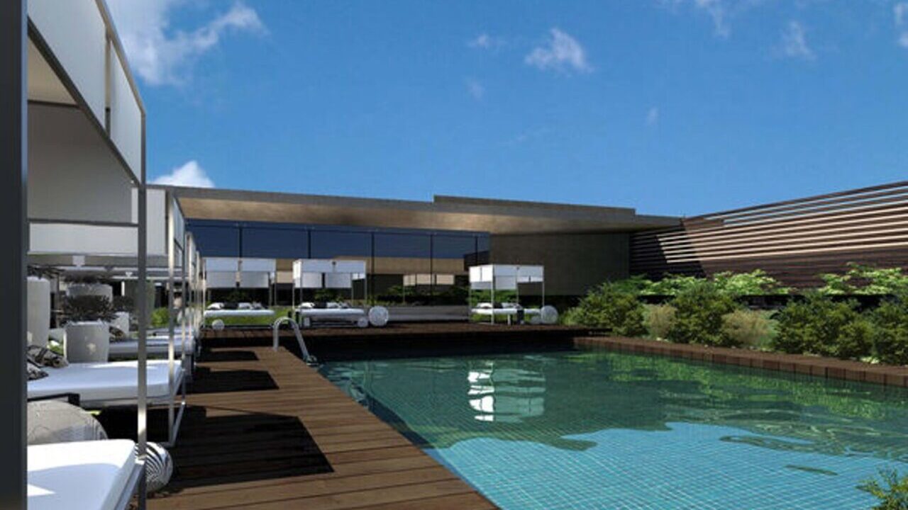 Vista de la piscina en el hotel Meli&aacute; Dubai con cielo azul