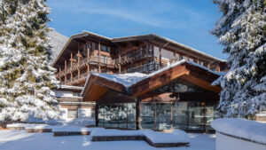 Vista exterior del nuevo hotel de Meli&aacute; en las Dolomitas cubierto de nieve