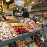 Vista de un mercado con frutas y verduras frescas en exhibici&oacute;n