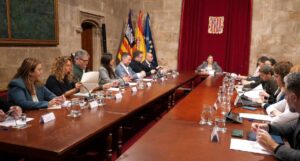 Reuni&oacute;n de la Mesa de Lucha contra el Intrusismo con varios participantes