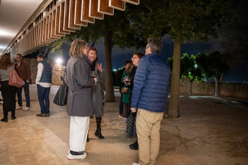 Grupo de personas conversando en un evento educativo al aire libre