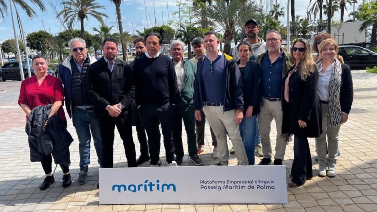 Grupo de empresarios posando en la presentaci&oacute;n de la plataforma Mar&iacute;tim en Palma.