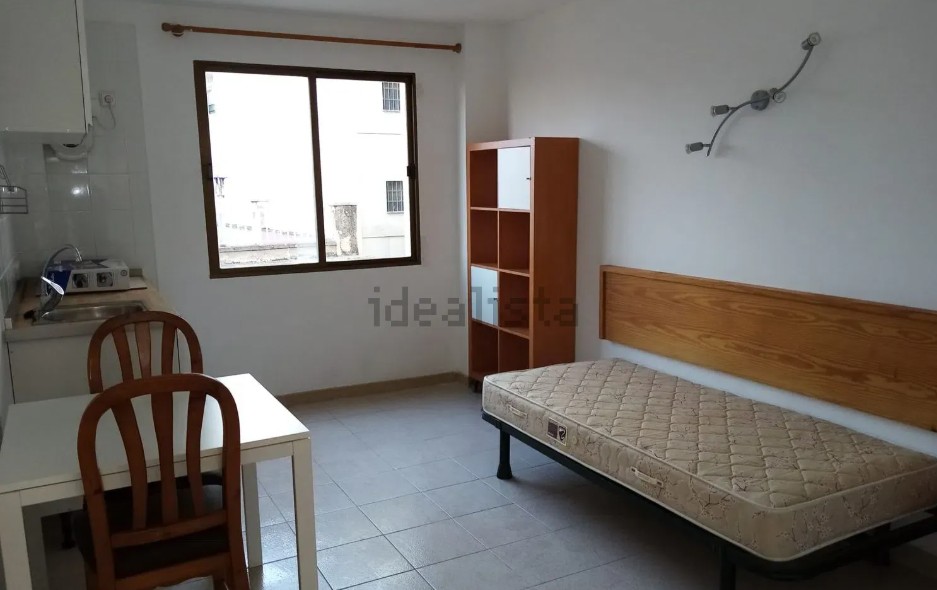 Estudio peque&ntilde;o en Palma con cama y mesa.