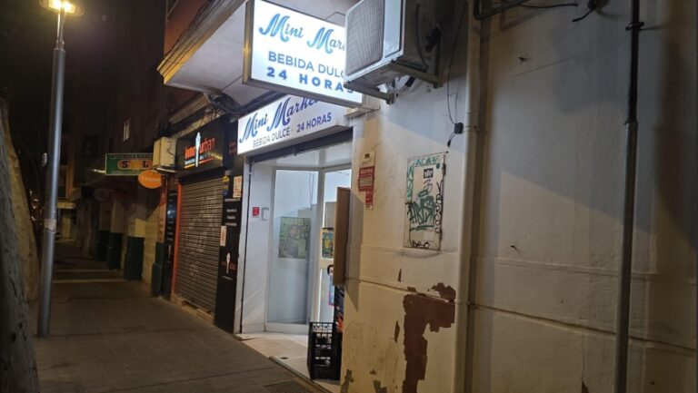 Establecimiento Mini Mart abierto 24 horas en la noche
