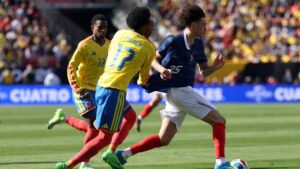 Partido de f&uacute;tbol entre Colombia y Francia con Mojica en acci&oacute;n