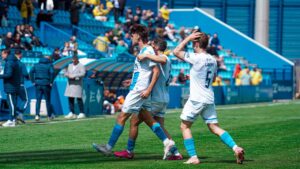 Jugadores del ATB celebrando un gol en el campo