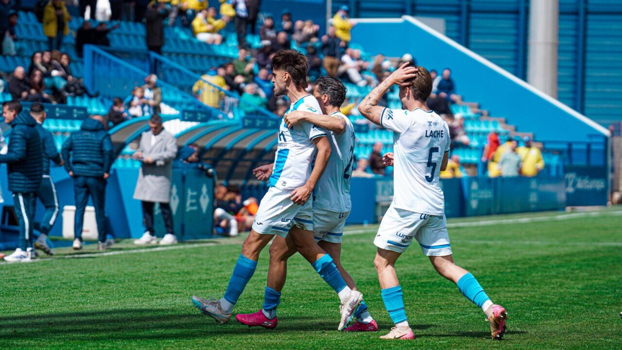 Jugadores del ATB celebrando un gol en el campo