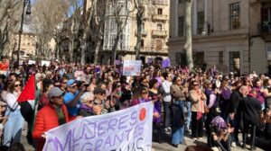 Manifestaci&oacute;n del Moviment Feminista de Mallorca en Palma con pancartas.