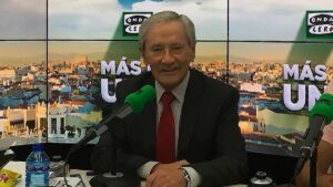 Fernando &Oacute;nega en un programa de radio, sonriendo y hablando.