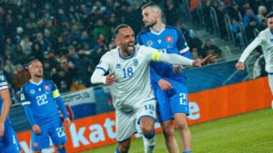 Celebraci&oacute;n de un jugador de Kosovo tras anotar un gol en el partido contra Eslovaquia.