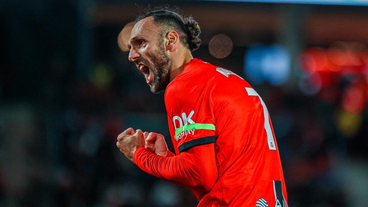 Jugador del RCD Mallorca celebrando un gol con emoci&oacute;n