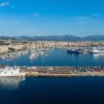 Vista del puerto de Baleares con barcos de la naviera GNV