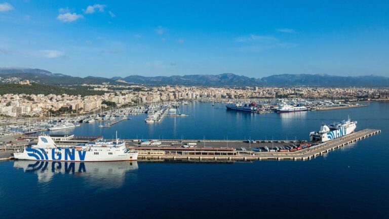 Vista del puerto de Baleares con barcos de la naviera GNV