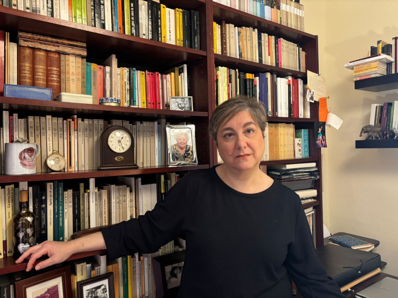 Neus Canyelles en su estudio rodeada de libros y objetos personales