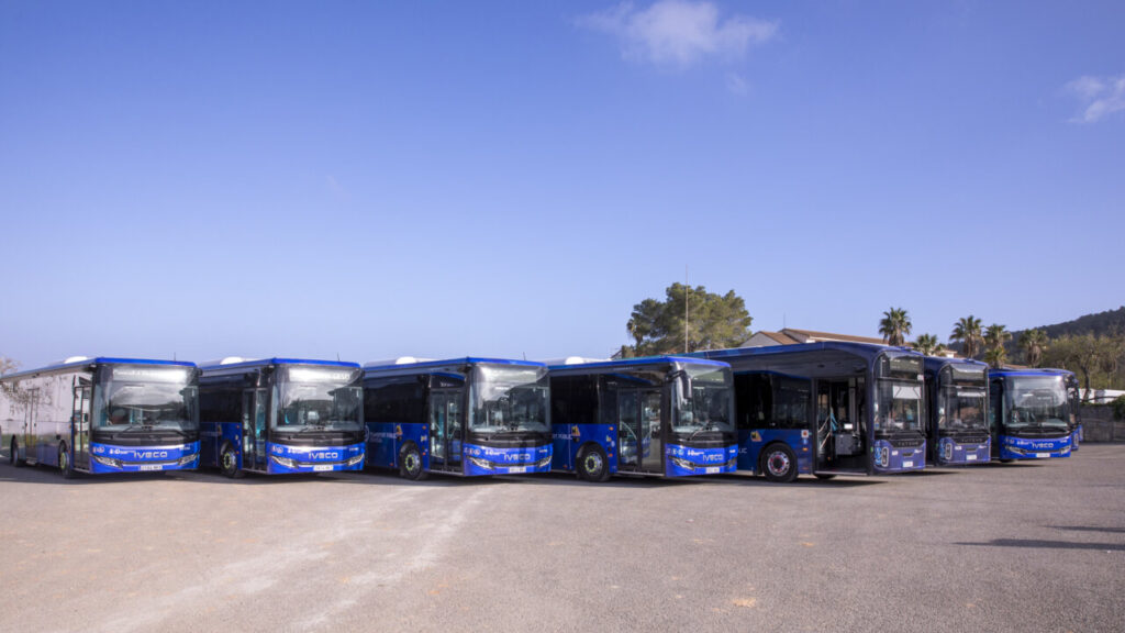 Autobuses de la nueva red de transporte p&uacute;blico en Ibiza