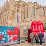 Evento cultural en Mallorca con butaca gigante y monumento hist&oacute;rico