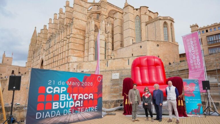 Evento cultural en Mallorca con butaca gigante y monumento hist&oacute;rico