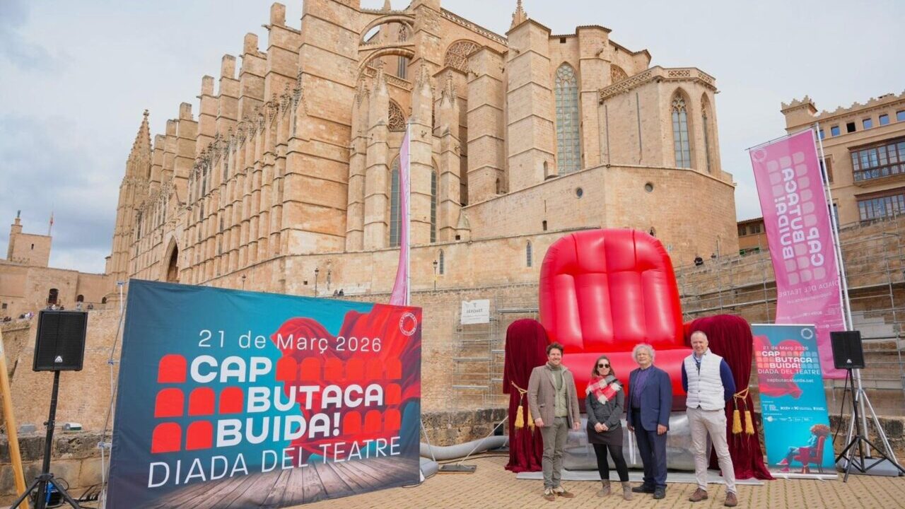 Evento cultural en Mallorca con butaca gigante y monumento hist&oacute;rico