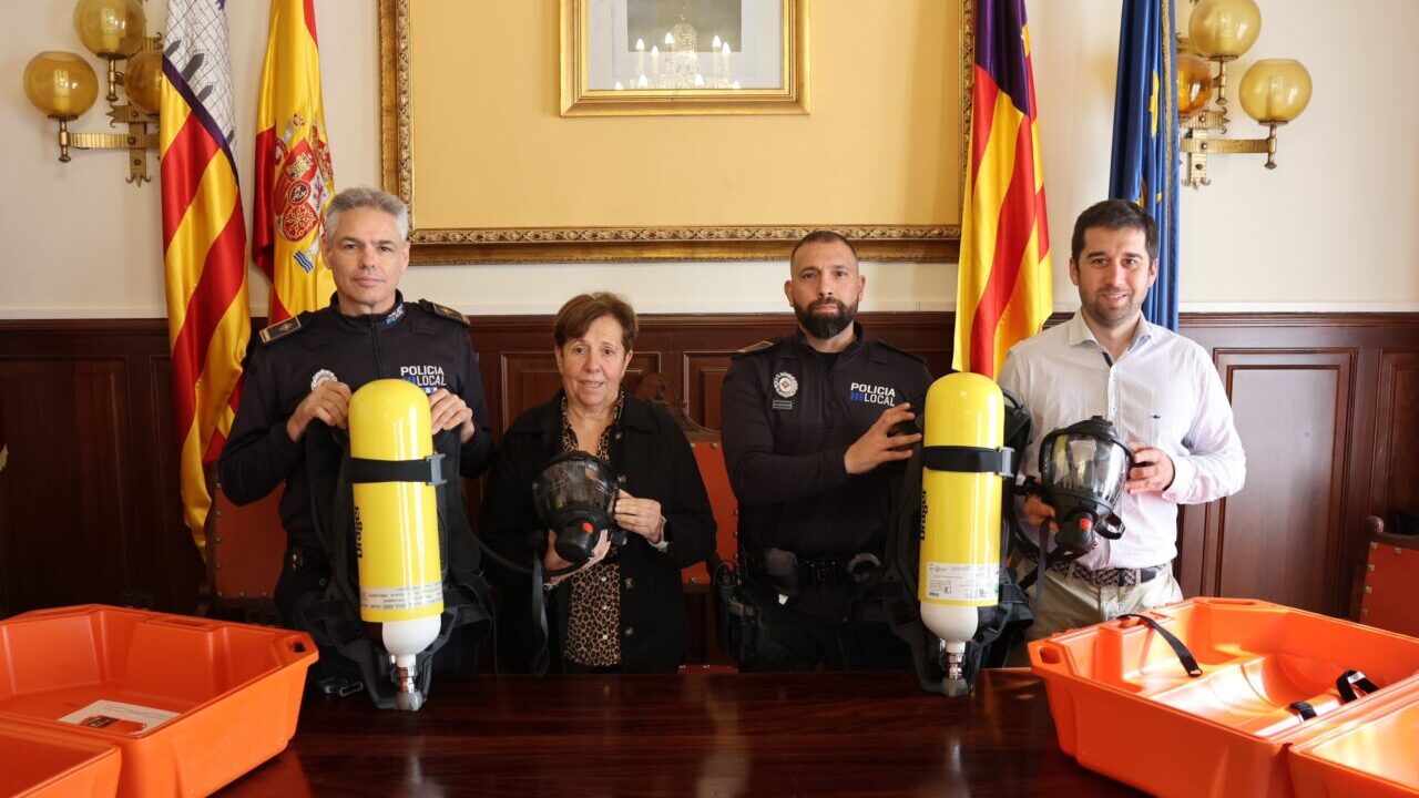 Agentes de la Polic&iacute;a Local de Santany&iacute; con nuevos equipos de respiraci&oacute;n