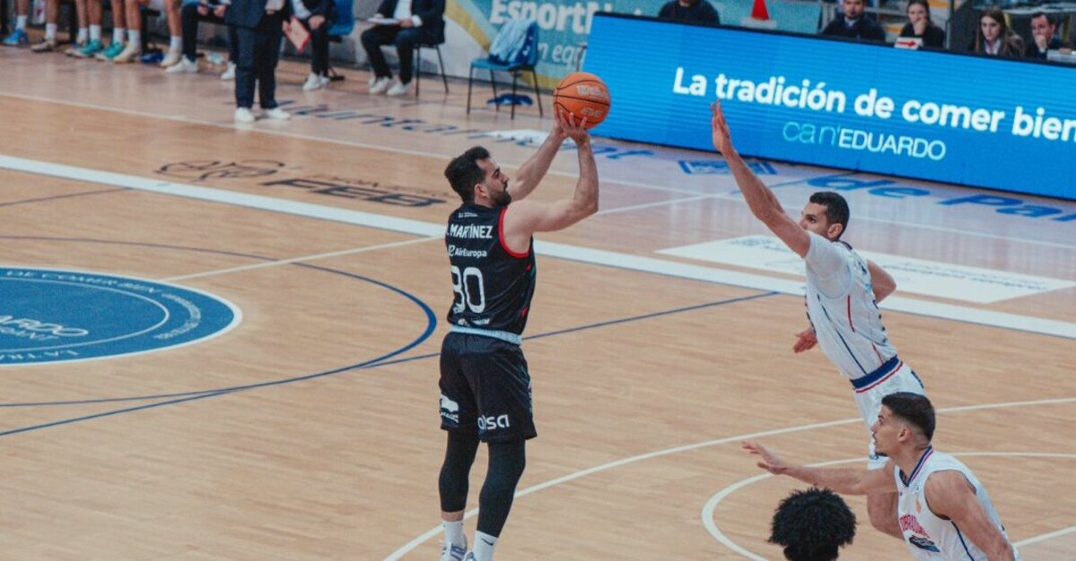 Jugador del Fibwi Mallorca lanzando a canasta durante un partido de baloncesto