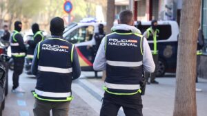 Agentes de la Polic&iacute;a Nacional en una operaci&oacute;n antiterrorista en Palma